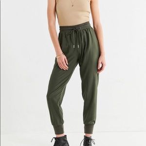 💚UO Out From Under Piper Woven Jogger Pant💚